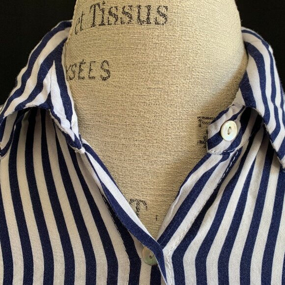 Pretty JustLiving Lightweight Front Knot Shirt: Size S/M - Picture 3 of 10